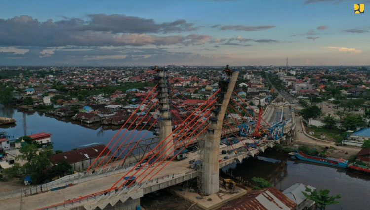 Pembangunan Jembatan Sei Alalak oleh Balai Pelaksana Jalan Nasional Wilayah I Kalimantan Selatan Direktorat Jenderal Bina Marga Kementerian PUPR RI sepanjang 850 meter di Banjarmasin, Provinsi Kalimantan Selatan (Kalsel). (FOTO: Biro Komunikasi Publik Kem