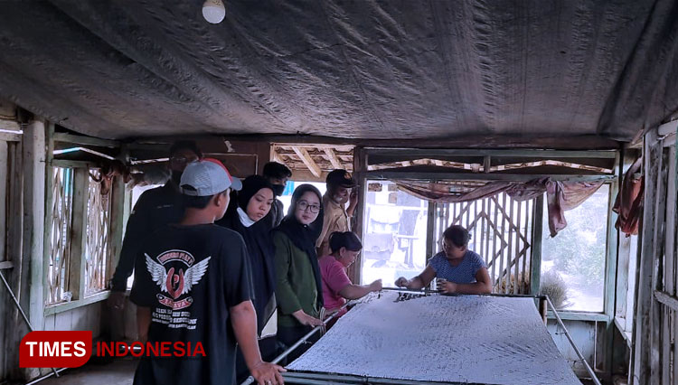 Mahasiswa UM Jember tengah mengamati pembuatan batik kho-kho Ledokombo dalam PKT. (FOTO: Humas UM Jember for TIMES Indonesia)