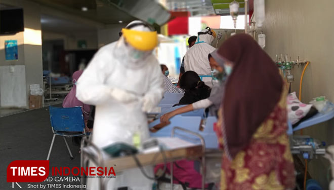 Petugas di salah satu rumah sakit di Kota Madiun sedang menangani pasien di IGD. (Foto: Romy Tri Setyo Wibowo/TIMES Indonesia)