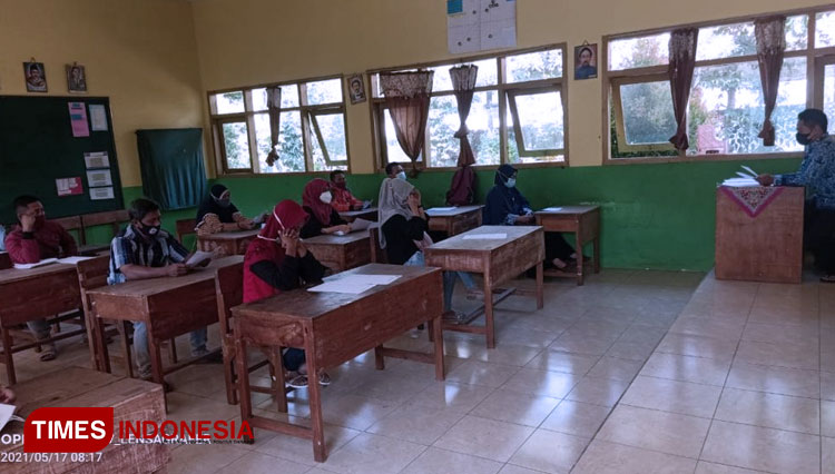 Para calon wali murid saat mendapatkan penjelasan terkait PPDB di SMPN 1 Purwosari. (FOTO: AJP TIMES Indonesia)