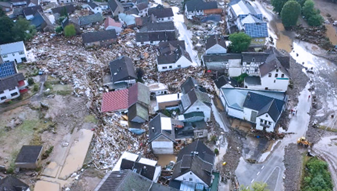 Gambar yang dibuat dengan drone menunjukkan kehancuran yang ditimbulkan oleh banjir Ahr di wilayah Eifel. Menurut informasi, enam rumah ambruk dan hampir 70 orang saat ini hilang di sana. (FOTO A: eXXpress/APA / TNN)