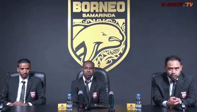 Sesi perkenalan Boaz Salossa oleh Borneo FC (foto: tangkapan layar TIMES Indonesia)