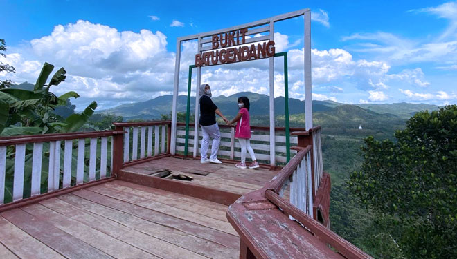 The visitors enjoying their moment at Batu Gendang Hill, West Lombok. (Photo: The Department of Tourism of West Lombok)