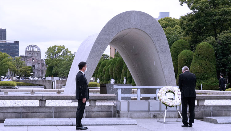 Sebelum menyampaikan pidatonya di Hiroshima Peace Memorial, Presiden IOC meletakkan karangan bunga. (FOTO: International Olimpic Committee)