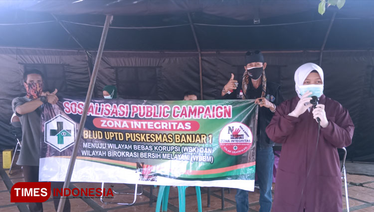 Sosialisasi Public Campaign yang dilakukan Puskesmas Banjar 1 dalam pelaksanaan vaksinasi di Alun-alun (Foto: Susi/TIMES Indonesia)