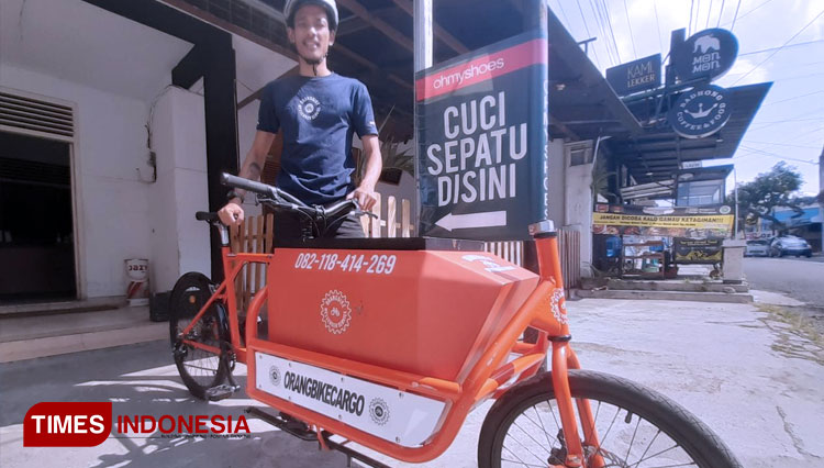 Sandi Hendrayana (39) pendiri Orangbike Messenger Service, kurir bersepeda satu-satunya di Kota Tasikmalaya memarkir sepeda kargo di Jalan Empang, Kecamatan Cihideng, Kota Tasikmalaya, Jawa Barat, Jumat, (17/7/21) siang (FOTO: Harniwan Obech/TIMES Indone