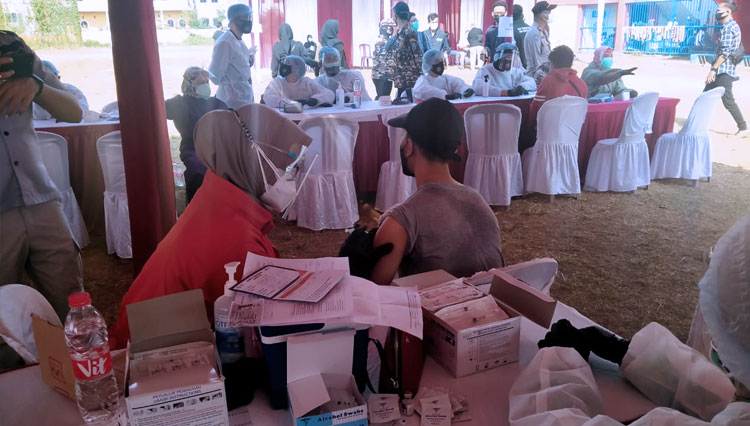 Kegiatan vaksinasi yang digelar GMNI bersama Polri di Stadion Mini Tambun, Tambun Selatan, Kabupaten Bekasi, Sabtu (17/7/2021). (FOTO: DPP GMNI)