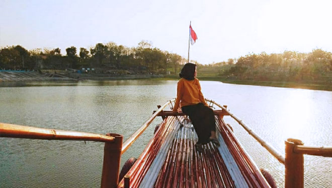 Suasana asri dan instagramable dari wisata Embung Pandean, di Desa/Dusun Pandean, Karanganyar, Ngawi (Foto : Instagram @pesonaembungpandean)