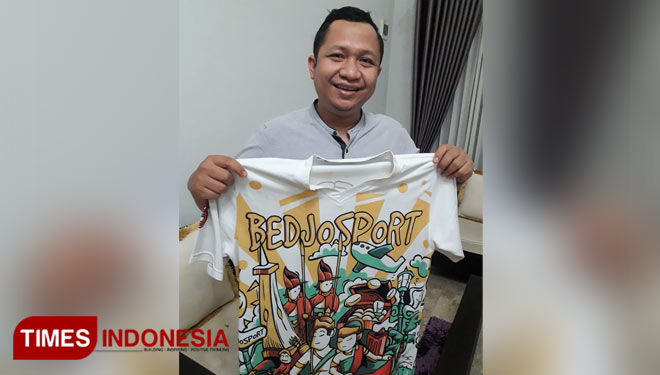 Wahyu Setya Budi dengan kaos hasil produksi Bedjosport. (foto: dok Bedjosport) 