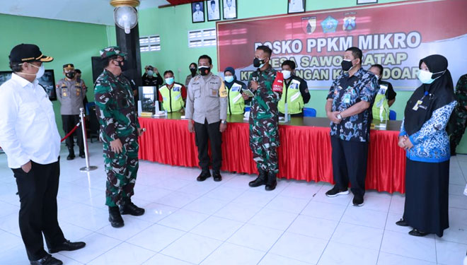 Panglima TNI Marsekal Hadi Tjahjanto bersama Kapolri, Menkes dan Kepala BNPB sata mengunjungi Pos PPKM di Sidoarjo, Sabtu (17/7/2021) (FOTO: Puspen TNI)