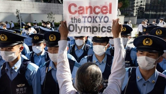 Para pengunjuk rasa diblokir oleh polisi di luar pertemuan dewan eksekutif IOC pada hari Sabtu. (FOTO:Japan Today/AFP)