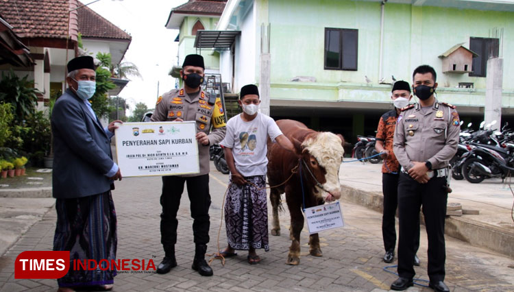 Kapolda Jatim Sumbang 1 Ekor Sapi Kurban ke Pondok Pesantren Sabilurrosyad Gasek