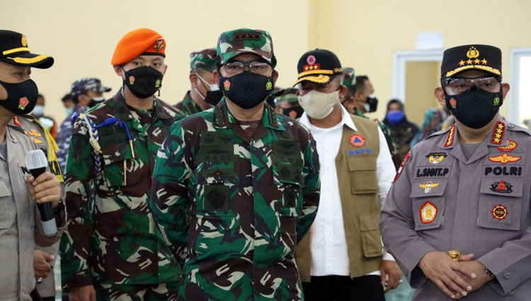 Panglima TNI bersama Kapolri, dan Kepala BNPB saat meninjau sentra vaksinasi di Universitas Tirtayasa (Untirta) Serang, Banten, Minggu (18/7/2021).