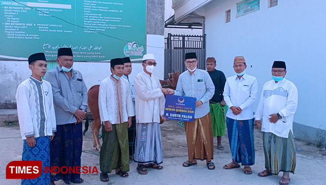 Surya Paloh Serahkan Sapi Kurban di  Pesantren Pamekasan  