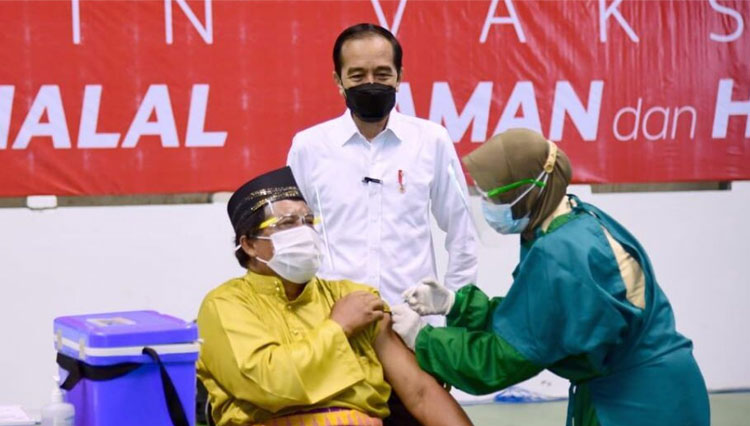 Presiden Joko Widodo (Jokowi) saat meninjau vaksinasi COVID-19 (Foto: Setkab)