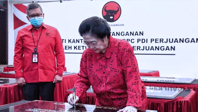 Hasto Kristiyanto mendampingi Ketum PDI Perjuangan Megawati Soekarnoputri. (foto: DPP PDI Perjuangan)