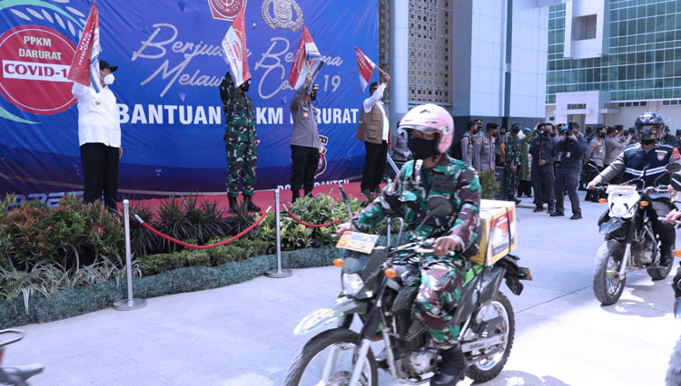 Panglima TNI bersama Kapolri dan Kepala BNPB melepas prajurit yang mengantarkan paket sembako dan obat untuk warga di Kota Serang, Banten selama PPKM Darurat   (FOTO: Puspen TNI)