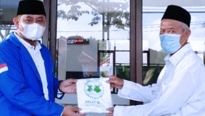 Kurangi Plastik, PMII Ciamis Bagikan 100 Kantong Ramling Untuk Daging Kurban Idul Adha 2021