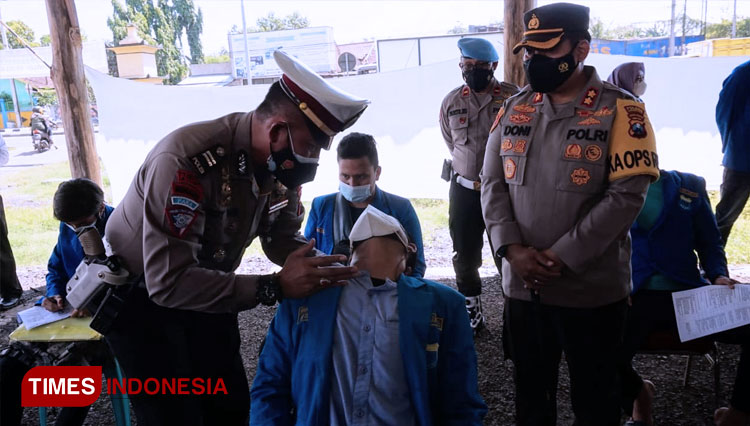 Foto: Ipda Edy Widoyono saat melakukan hipnoterapi kepada Ikhwanul Kirom, didampingi Kapolres Mojokerto, AKBP Dony Alexander. Senin (19/7/2021) (FOTO: Thaoqid Nur Hidayat/TIMES Indonesia)