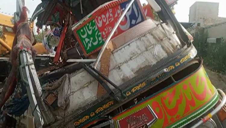  Bus  vs Truk 30  Orang  Meninggal Dunia di Pakistan TIMES 