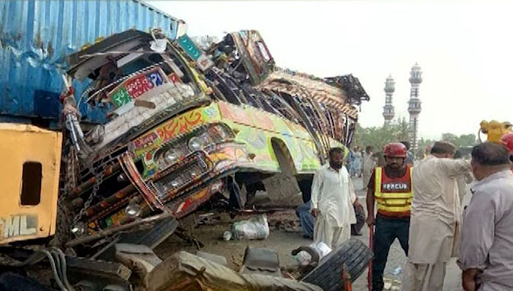 Bangkai bus dan truk langsung dievakuasi setelah sempat membuat jalanan Taunsa dekat Jhok Yaro, Raya Indus, macet akibat tabrakan itu.(FOTO: The News Internasional Pakistan)