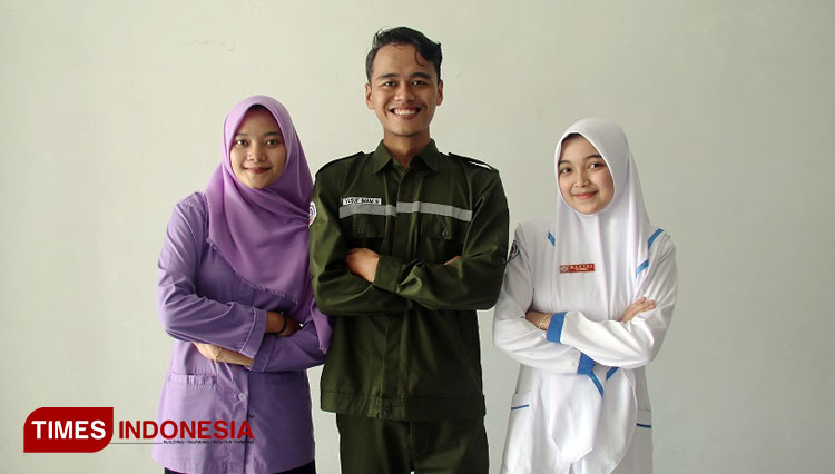 Yusuf (tengah) Mahasiswa Politeknik yang Kuliah sambil Bekerja (FOTO : Dr Tuswadi for TIMES Indonesia)