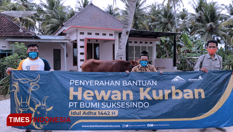 PT BSI menyalurkan bantuan hewan kurban dan paket sembako kepada masyarakat Banyuwangi. (FOTO: Agung Sedana/ TIMES Indonesia)