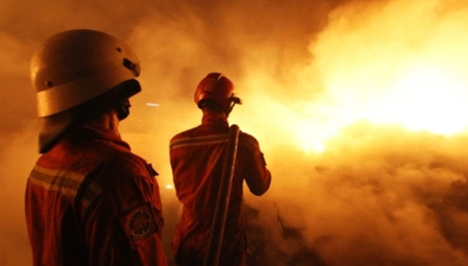 Para petugas saat berusaha memadamkan api di kantor BPOM di Jakarta. (foto: Dokumen/Antara)