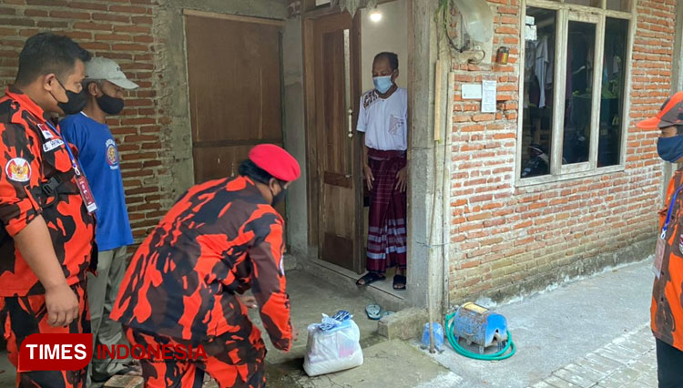 BNPB gandeng MBLC dan Pemuda Pancasila Kab Malang salurkan bantuan untuk para penderita yang dinyatakan positif Covid-19 yang melakukan Isoman (FOTO: MBLC for TIMES Indonesia)