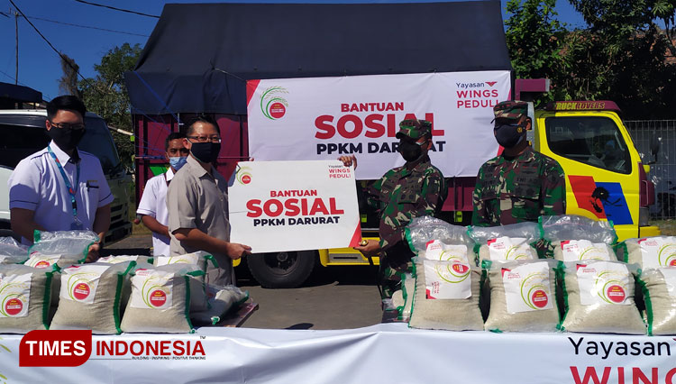 Penyerahan secara simbolis bantuan beras dari Yayasan Wings Peduli kepada Danrem 082 CPYJ Mojokerto di Unit Jombang (Foto : Rohmadi/TIMES Indonesia)