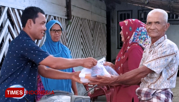 Ketua BUMG Padee Putroe, Agussalim saat menyerahkan sembako untuk warga Desa Alue Pade, Kuala Batee, Abdya (FOTO: T. Khairul Rahmat Hidayat/TIMES Indonesia)