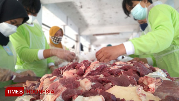 Proses pemotongan hewan kurban di RPH Surabaya, Selasa (20/7/2021). (Foto: Khusnul Hasana/TIMES Indonesia). 