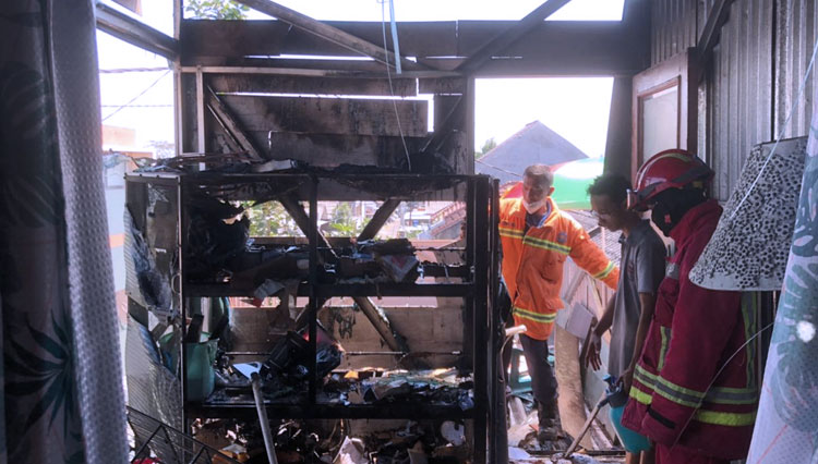 Petugas Damkar Kabupaten Malang ketika memadamkan kebakaran. (Foto: Damkar Satpol PP Kabupaten for TIMES Indonesia).