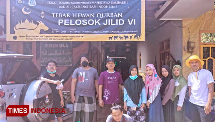 FKMK Banyuwangi bersama Yayasan Aksi Inspirasi yang saat membagikannya paket daging Qurban. (FOTO: Riswan Efendi/TIMES Indonesia)