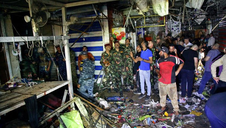 Serangan bom di pasar ibu kota Baghdad, Irak pada Senin (19/7/2021).  (Foto: AP/Khalid Muhammad)