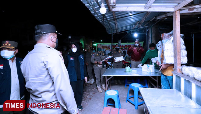 Petugas Satgas Covid-19 Banyuwangi meminta penjual makanan kaki lima untuk tidak memberikan layanan makan di tempat. (FOTO: Rizki Alfian/TIMES Indonesia)