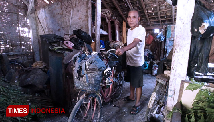 Bakar (67), seorang tukang sol sepatu asal Banyuwangi. Sedang bersiap di rumah reyot miliknya untuk keliling mengayuh sepeda bututnya. (FOTO: Agung Sedana/ TIMES Indonesia)