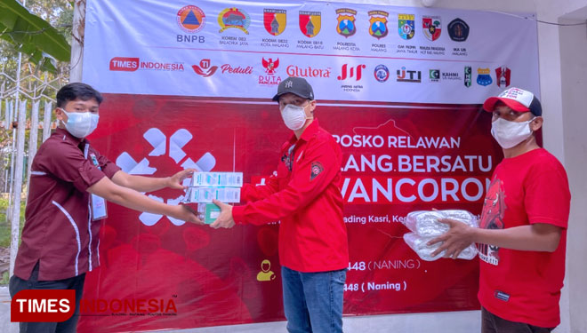 BMI Kota Malang menyerahkan 2000 masker kain untuk masyarakat yang disalurkan lewat posko relawan MBLC. (Foto: MBLC/TIMES Indonesia)