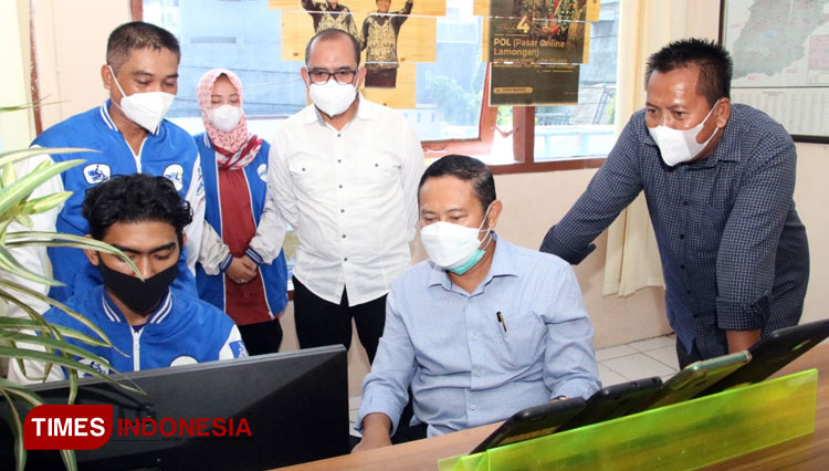 Bupati Lamongan Yuhronur Efendi saat meninjau dan mengevaluasi POL di kantor PD Pasar Lamongan, Rabu (21/07/2021), Foto : Prokopim for TIMES Indonesia)