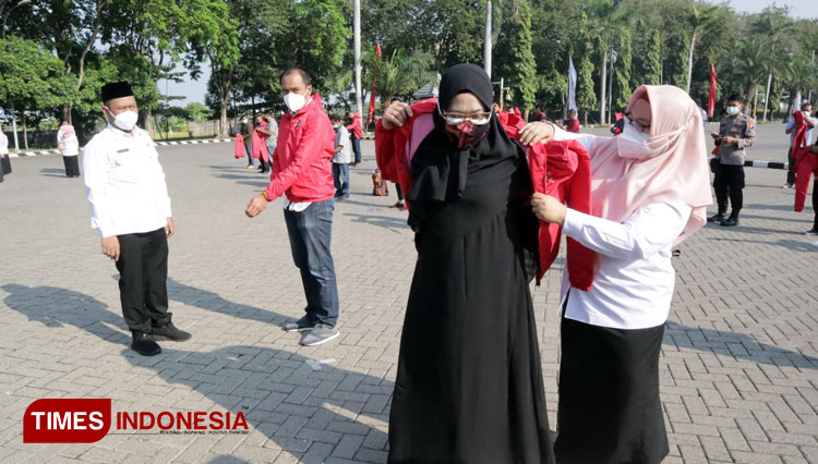 Bupati dan Wabup saat mengukuhkan relawan pemulasaran jenazah Covid-19 (Foto: Humas Pemkab Gresik for TIMES Indonesia)