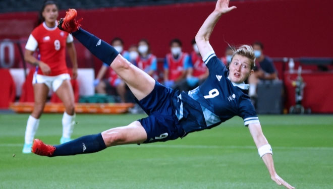 Aksi pemain sepak bola wanita Inggris (GB), Ellen White yanag memborong dua gol pada petandingan pembuka Olimpiade Tokyo 2020. (FOTO A:Reuters)Pemain Amerika Serikat tampak sedih setelah gawangnya kebobolan 3-0 dari epmarin Swedia (FOTO B:The Guardian)