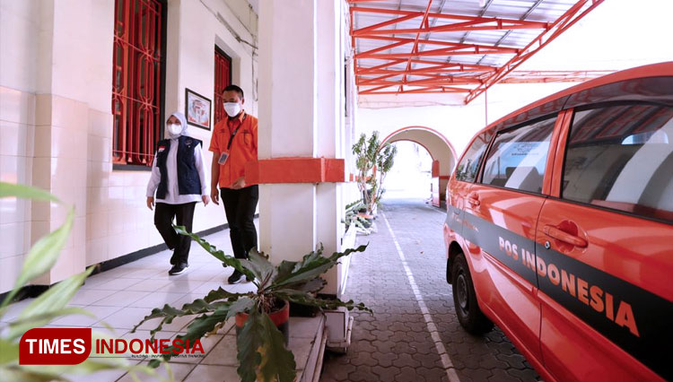 Bupati Banyuwangi Ipuk Fiestiandani Azwar Anas saat berkomunikasi dengan pimpinan Kantor Pos Banyuwangi (FOTO: Rizki Alfian/ TIMES Indonesia)