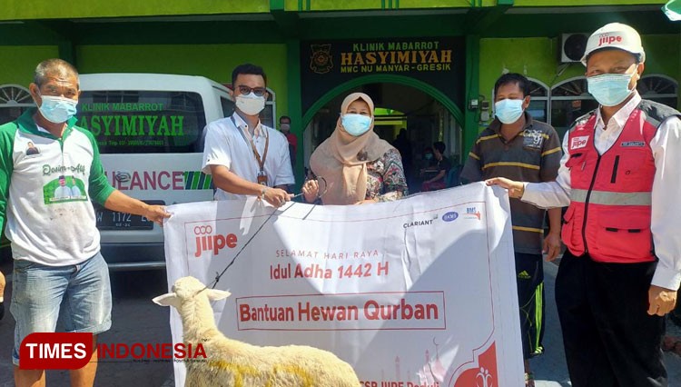 Pengelola kawasan JIIPE saat membagikan hewan kurban kambing ke masyarakat (Foto: Akmal/TIMES Indonesia).