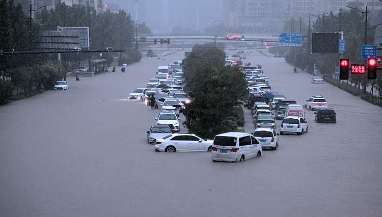 Jalan raya yang terendam air menyebabkan ratusan mobil terjebak. (FOTO: Global Times)