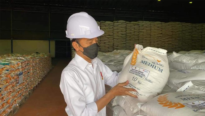 Presiden Joko Widodo mengunjungi Gudang Bulog, Jakarta Utara, untuk memastikan ketersediaan stok beras nasional. (FOTO: BPMI)