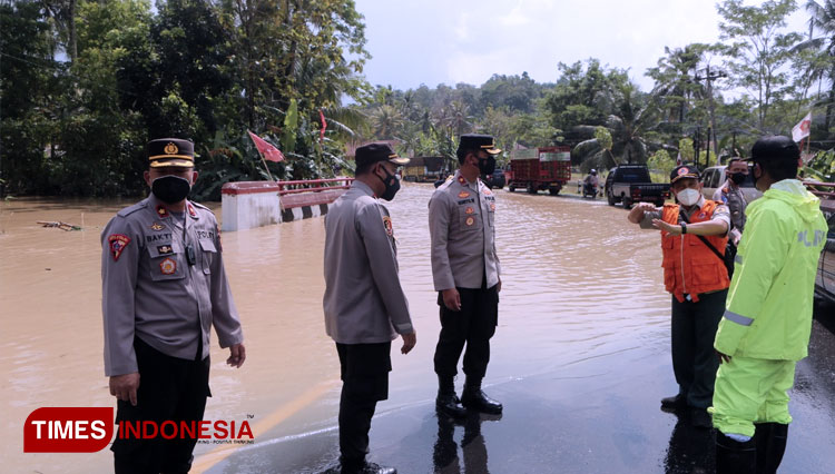 Kapolres Cilacap meninjau banjir di tiga desa di Kecamatan Jeruklegi. (FOTO: Humas Polres Cilacap for TIMES Indonesia)