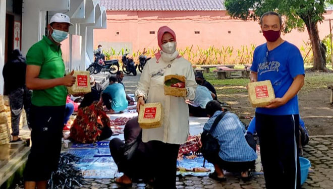 Rektor Uniga Malang Prof. Dr. Dyah Sawitri, SE, MM (tengah) menunjukkan kemasan besek bambu yang berisi paket daging kurban untuk dibagikan ke warga. (Foto: Uniga Malang for TIMES Indonesia)