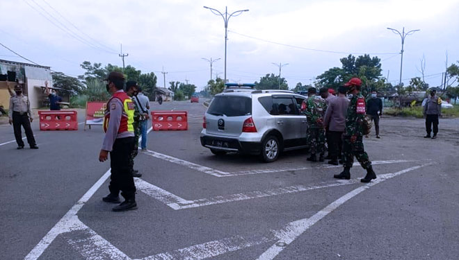 Penyekatan jalan di Indramayu, sebagai bagian dari PPKM Darurat. (Foto: Diskominfo Kabupaten Indramayu)