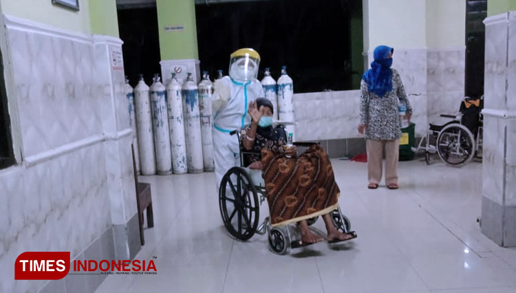 Pasien-Covid-19-di-RSUD-Ngimbang-Lamongan-Jawa-Timur-yang-dinyatakan-sembuh-2.jpg