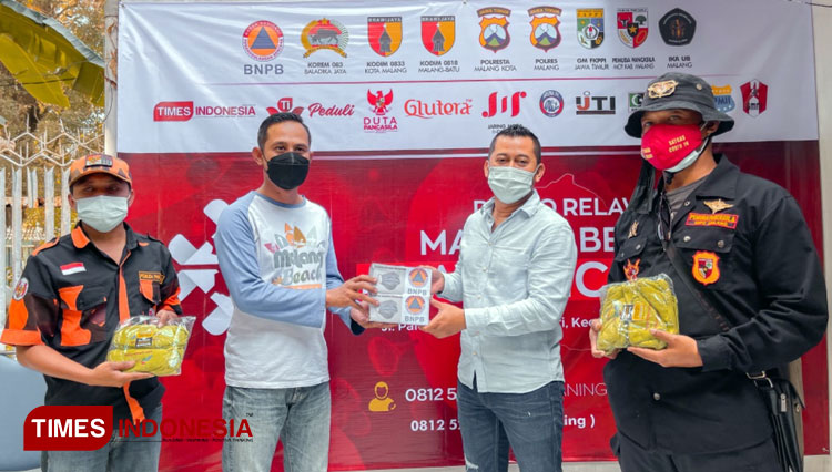 Relawan Malang Bersatu Lawan Corona menyalurkan bantuan sembako dan masker kepada perwakilan masyarakat Malang Selatan. (Foto: MBLC/TIMES Indonesia)